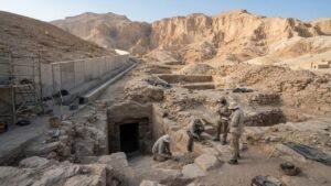 Archaeologists_examining_ancient…_20260919162912-1280x720-1-300x169 Tesouro Perdido Revelado: Nova Tumba Egípcia Descoberta em Luxor Pode Mudar a História para Sempre!